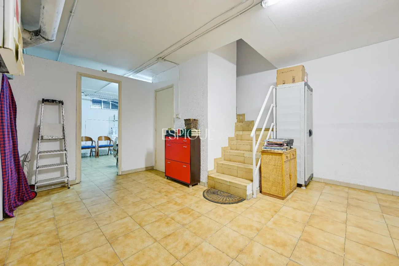 Maison de ville à Can Pou : Espace et confort au bord de la mer