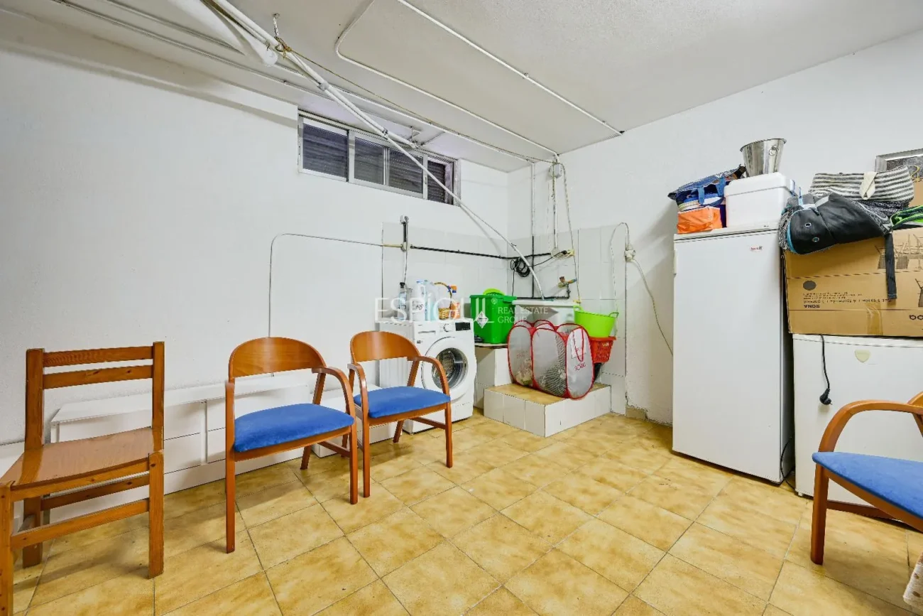 Maison de ville à Can Pou : Espace et confort au bord de la mer