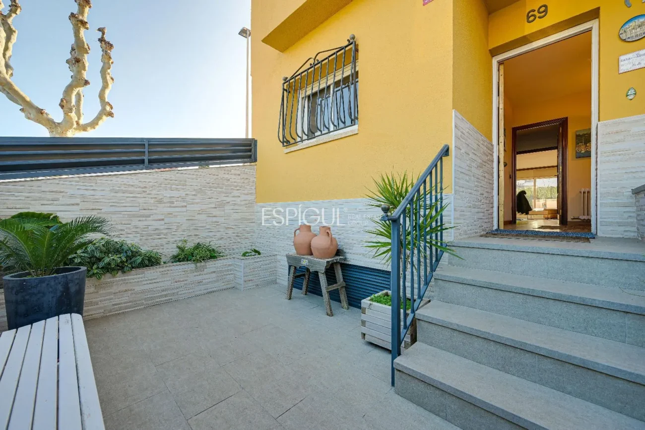 Maison de ville à Can Pou : Espace et confort au bord de la mer