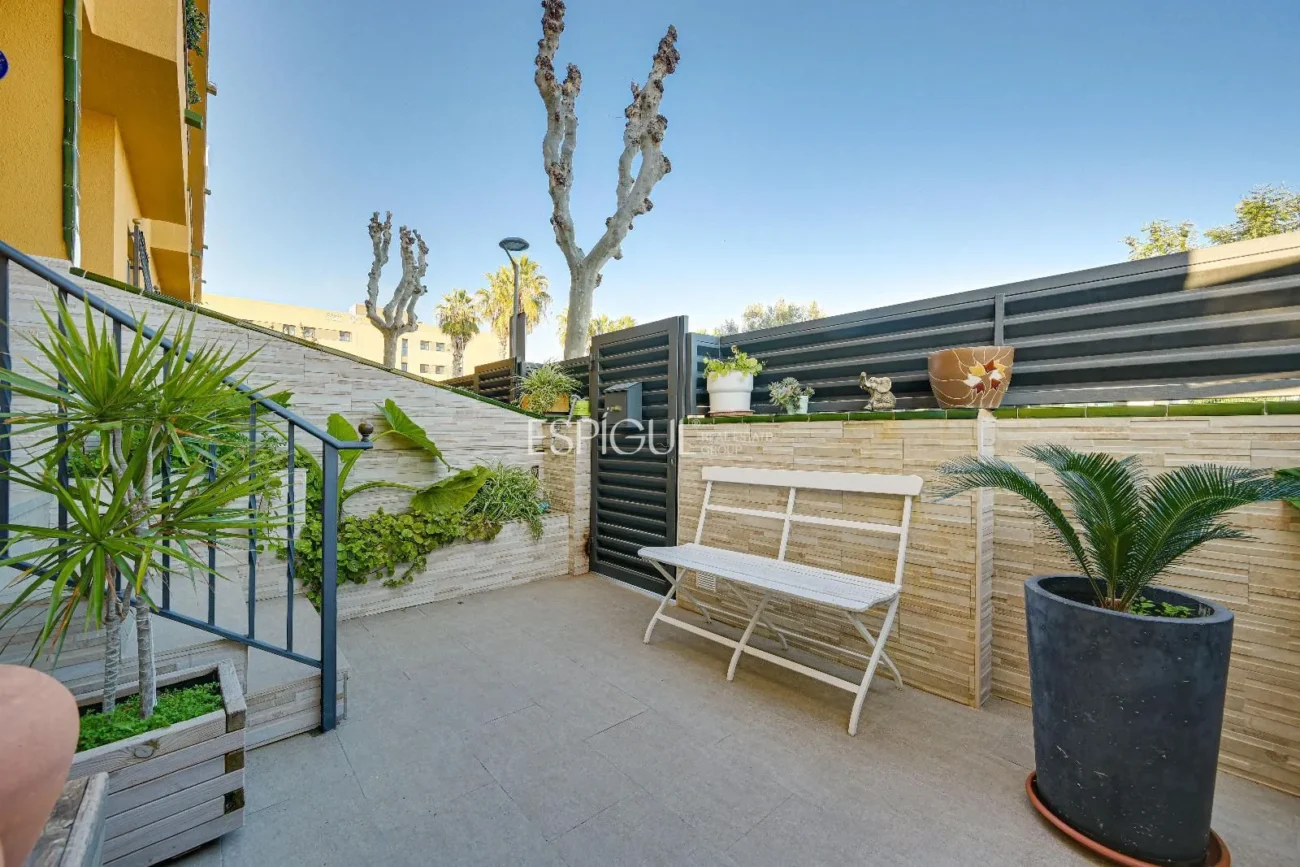 Maison de ville à Can Pou : Espace et confort au bord de la mer