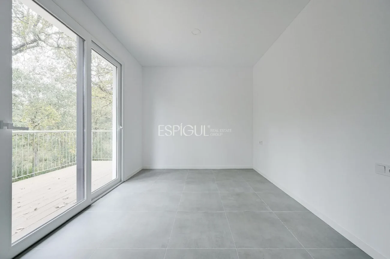 Casa de Obra Nueva con Piscina y Vistas al Bosque en Las Canyera, Llagostera