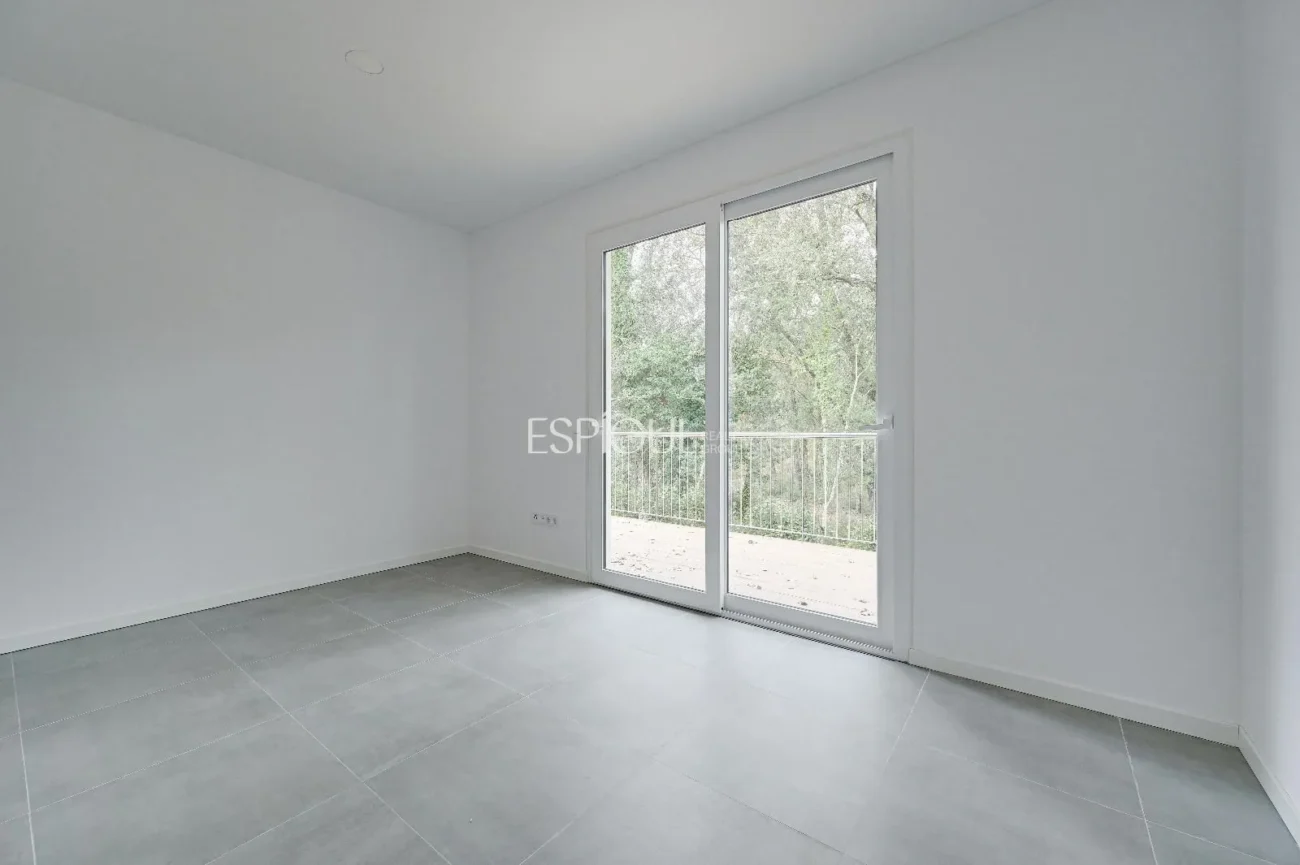 Casa de Obra Nueva con Piscina y Vistas al Bosque en Las Canyera, Llagostera