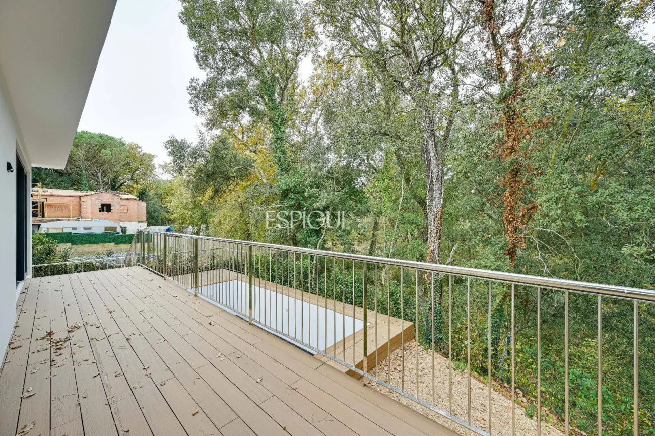 Casa de Obra Nueva con Piscina y Vistas al Bosque en Las Canyera, Llagostera