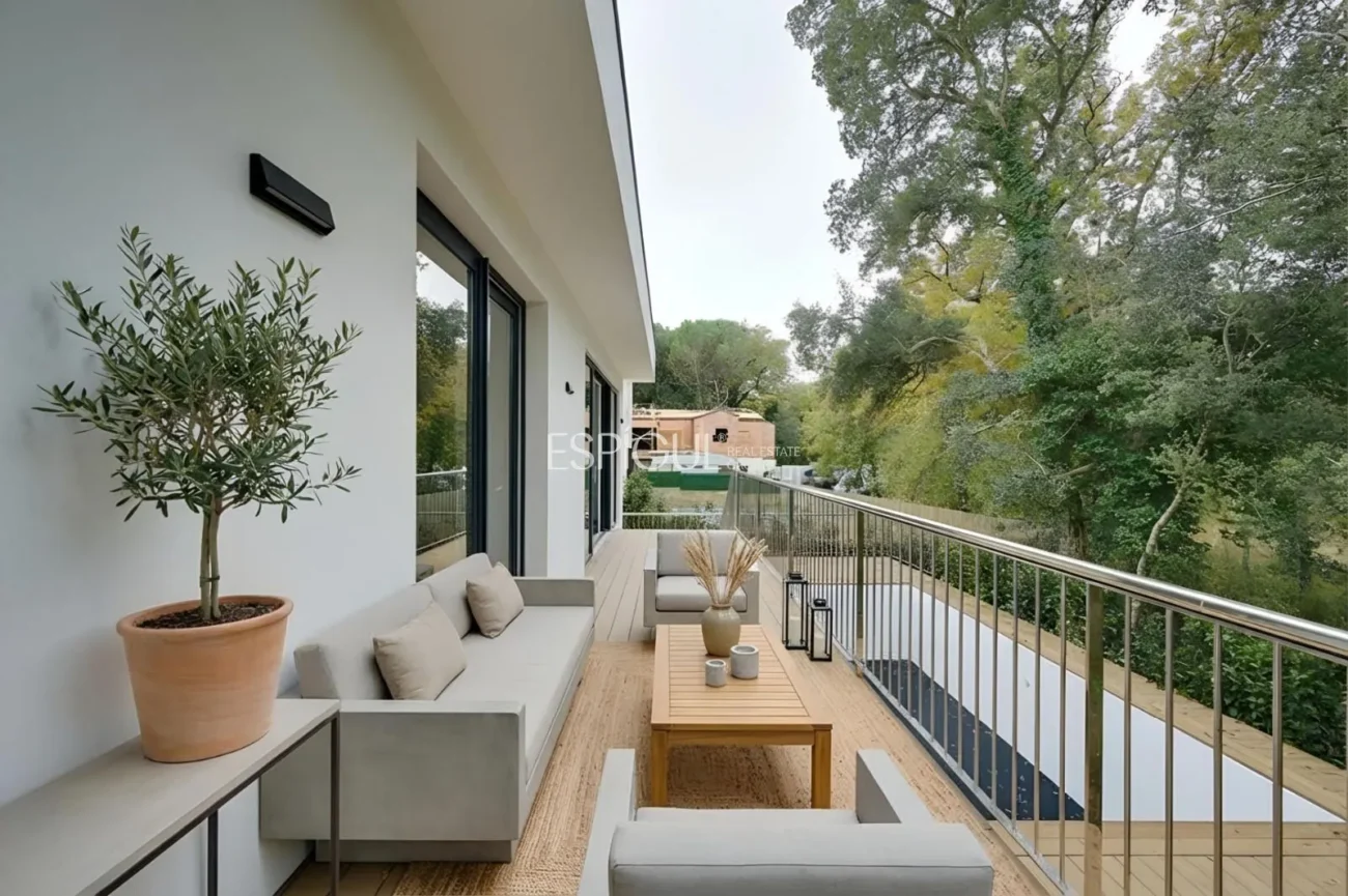Casa de Obra Nueva con Piscina y Vistas al Bosque en Las Canyera, Llagostera