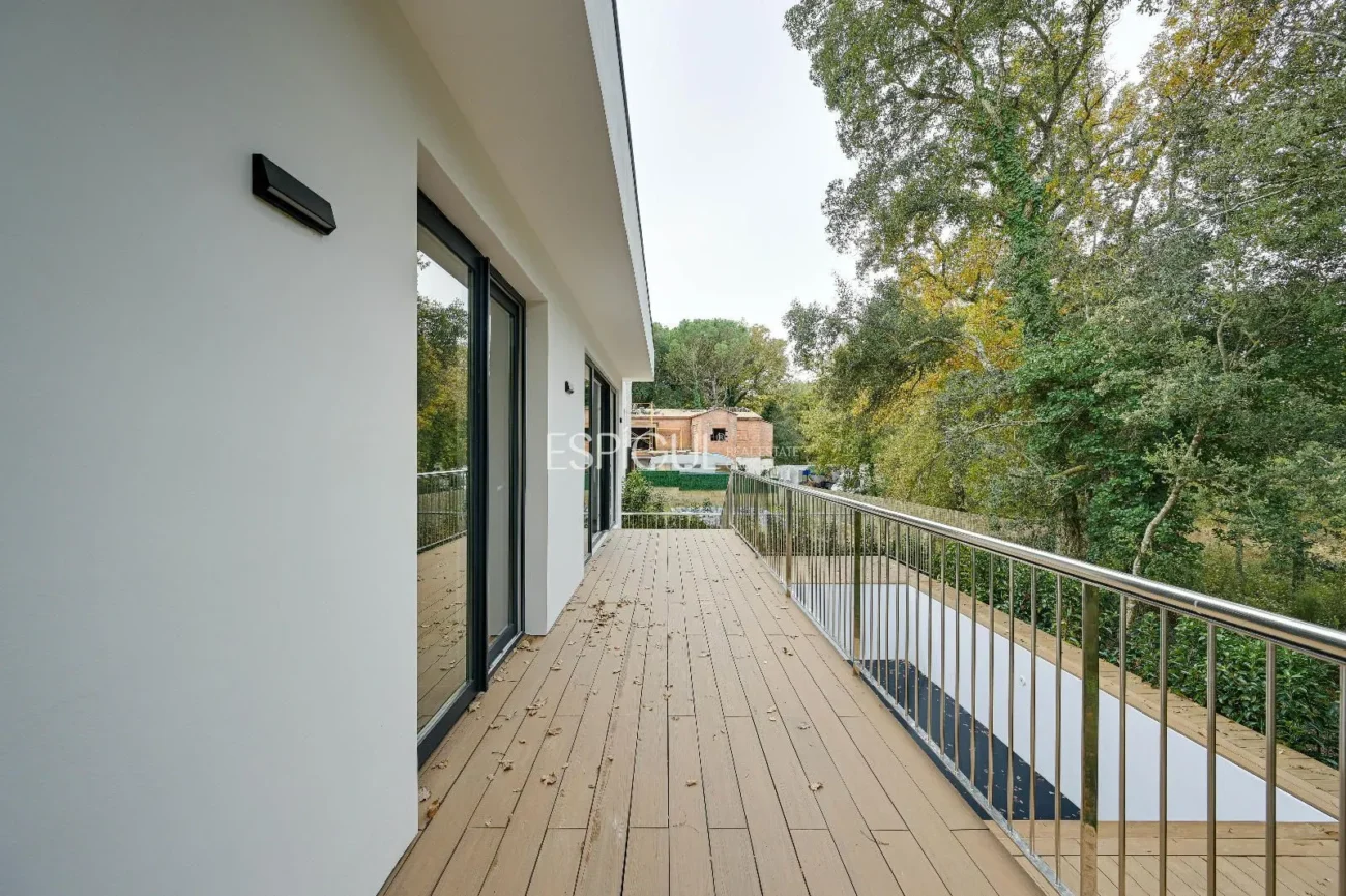 Casa de Obra Nueva con Piscina y Vistas al Bosque en Las Canyera, Llagostera