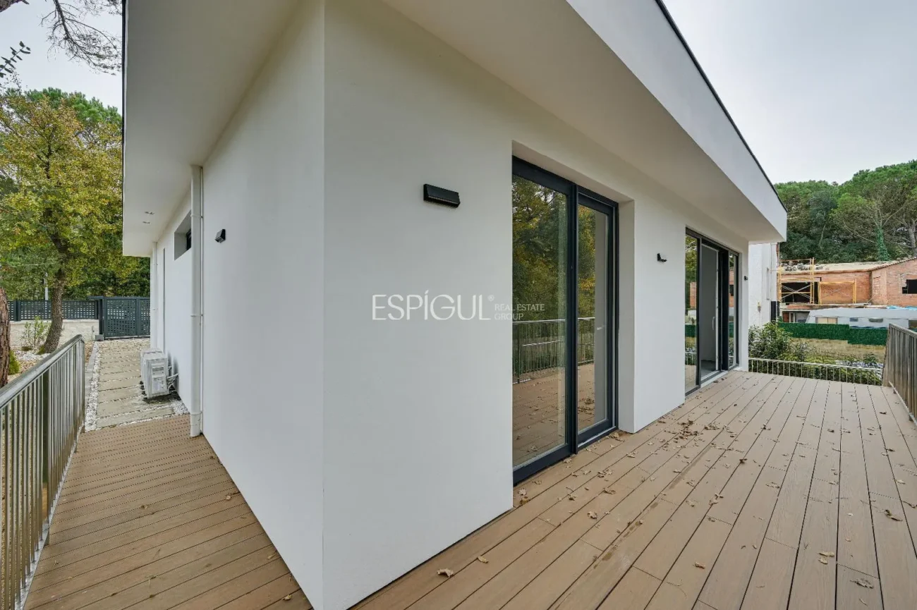 Casa de Obra Nueva con Piscina y Vistas al Bosque en Las Canyera, Llagostera