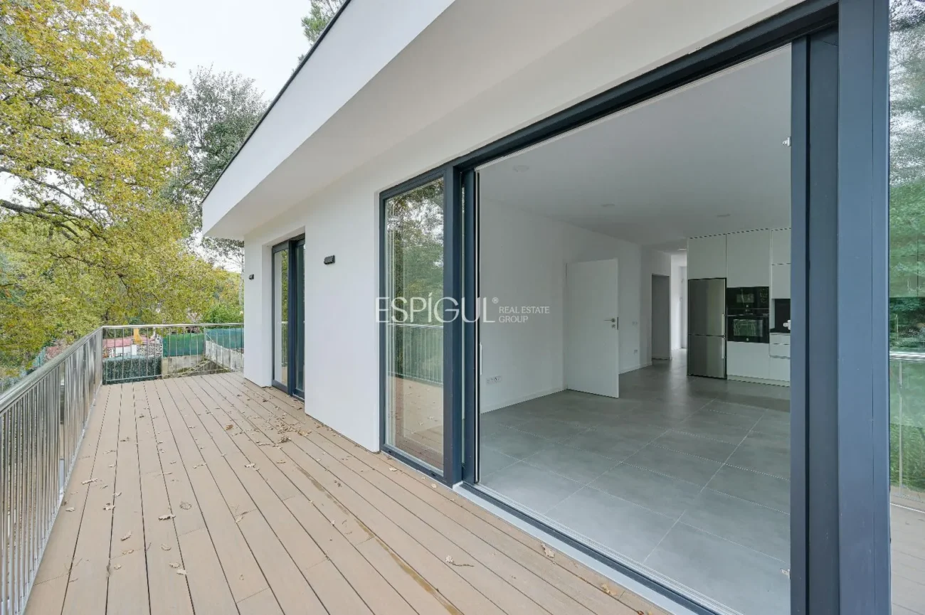 Casa de Obra Nueva con Piscina y Vistas al Bosque en Las Canyera, Llagostera
