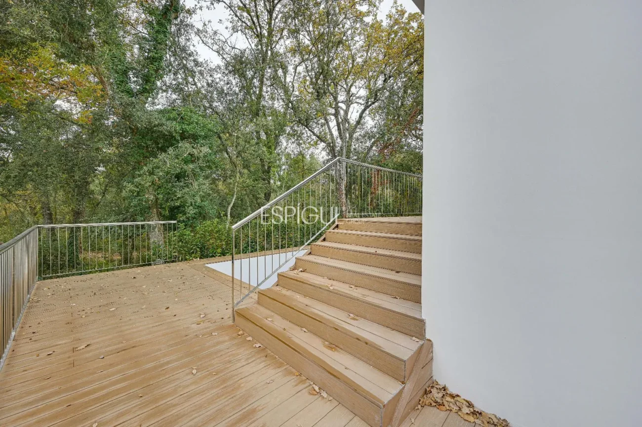 Casa de Obra Nueva con Piscina y Vistas al Bosque en Las Canyera, Llagostera