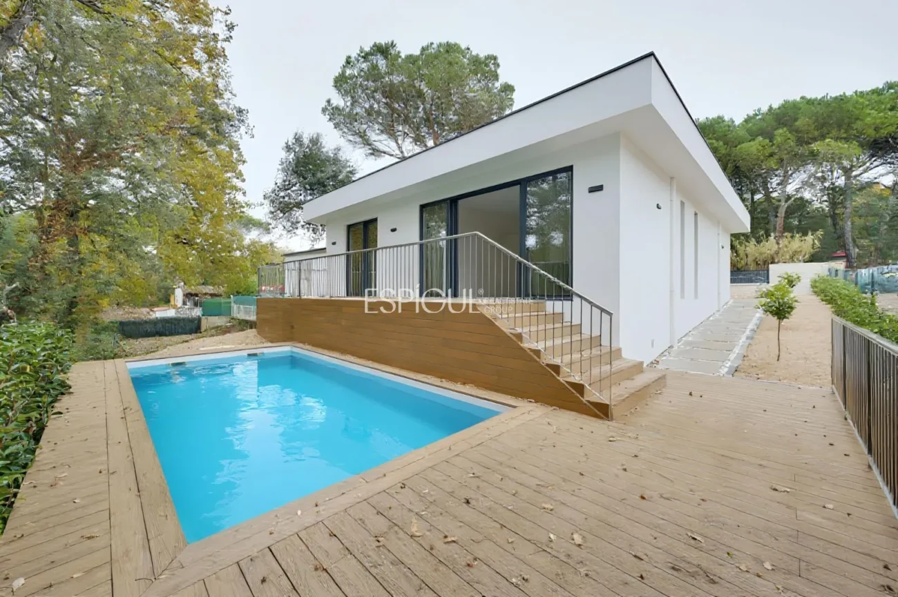 Casa de Obra Nueva con Piscina y Vistas al Bosque en Las Canyera, Llagostera