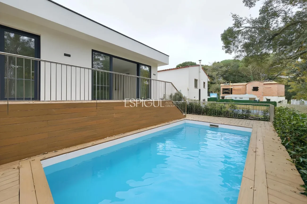 Casa de Obra Nueva con Piscina y Vistas al Bosque en Las Canyera, Llagostera
