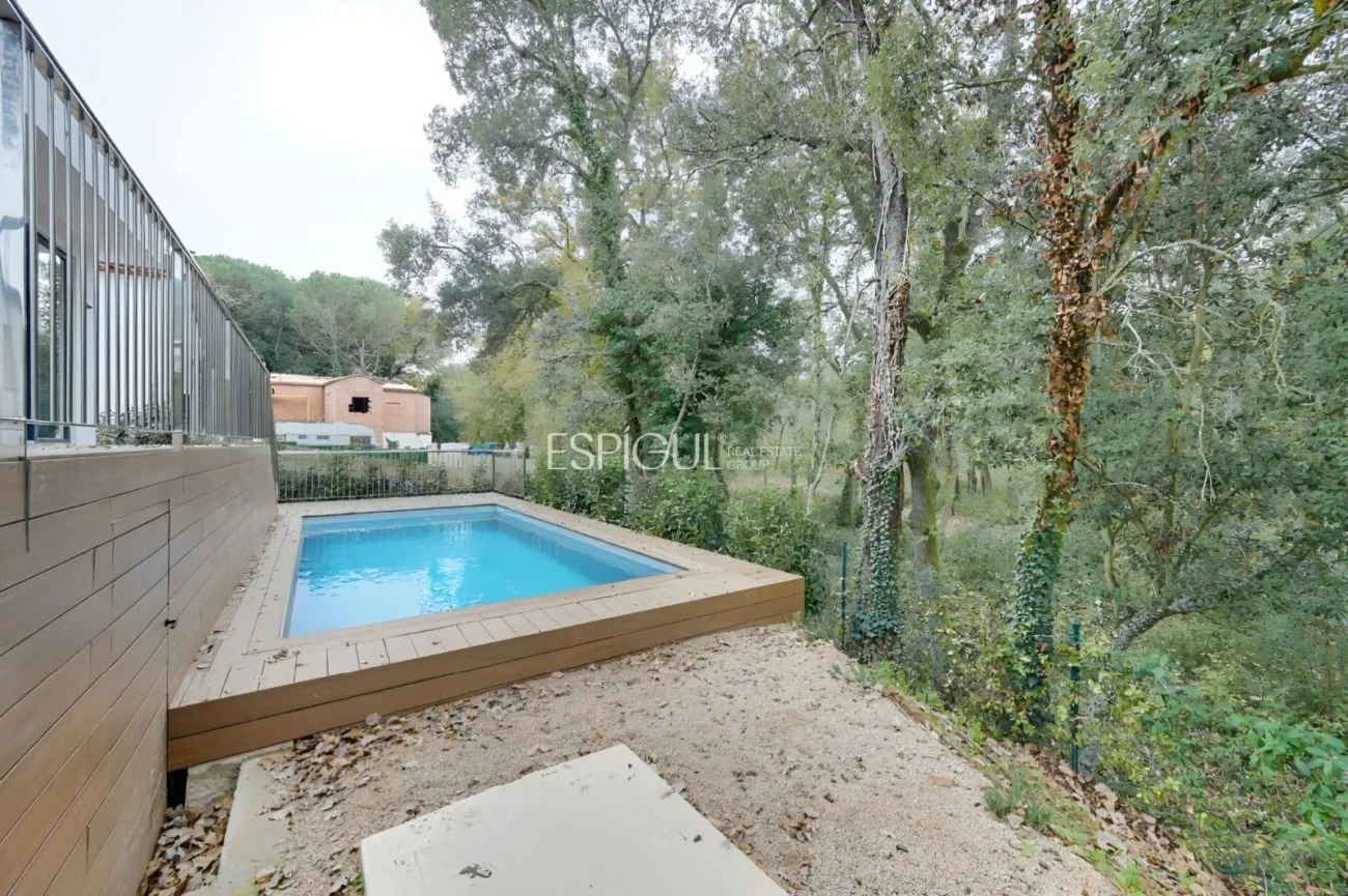 Casa de Obra Nueva con Piscina y Vistas al Bosque en Las Canyera, Llagostera