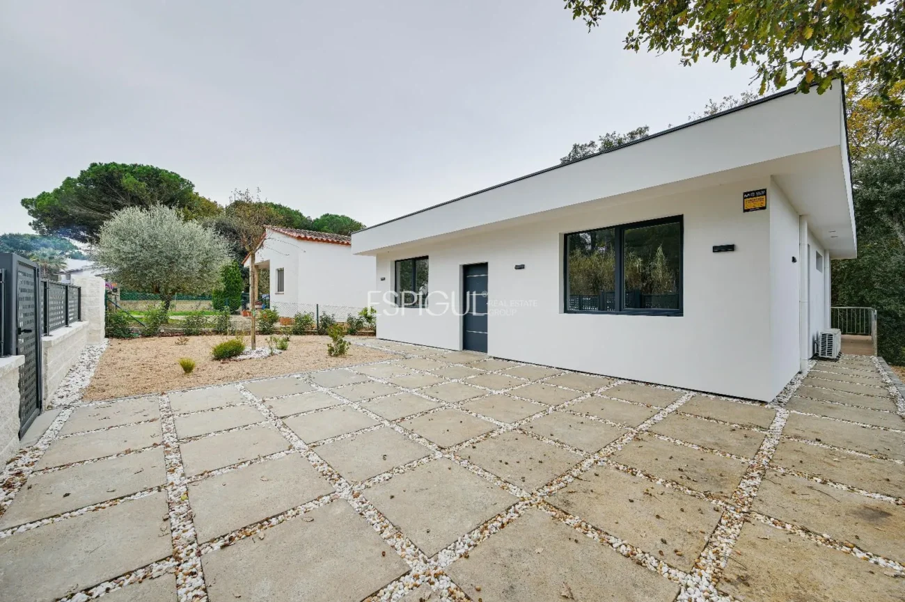 Casa de Obra Nueva con Piscina y Vistas al Bosque en Las Canyera, Llagostera