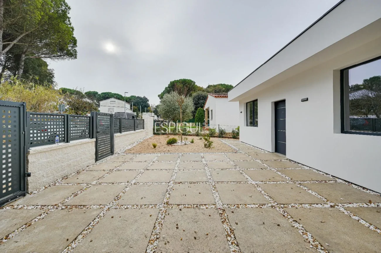 Casa de Obra Nueva con Piscina y Vistas al Bosque en Las Canyera, Llagostera