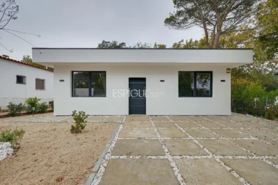 Casa de Obra Nueva con Piscina y Vistas al Bosque en Las Canyera, Llagostera