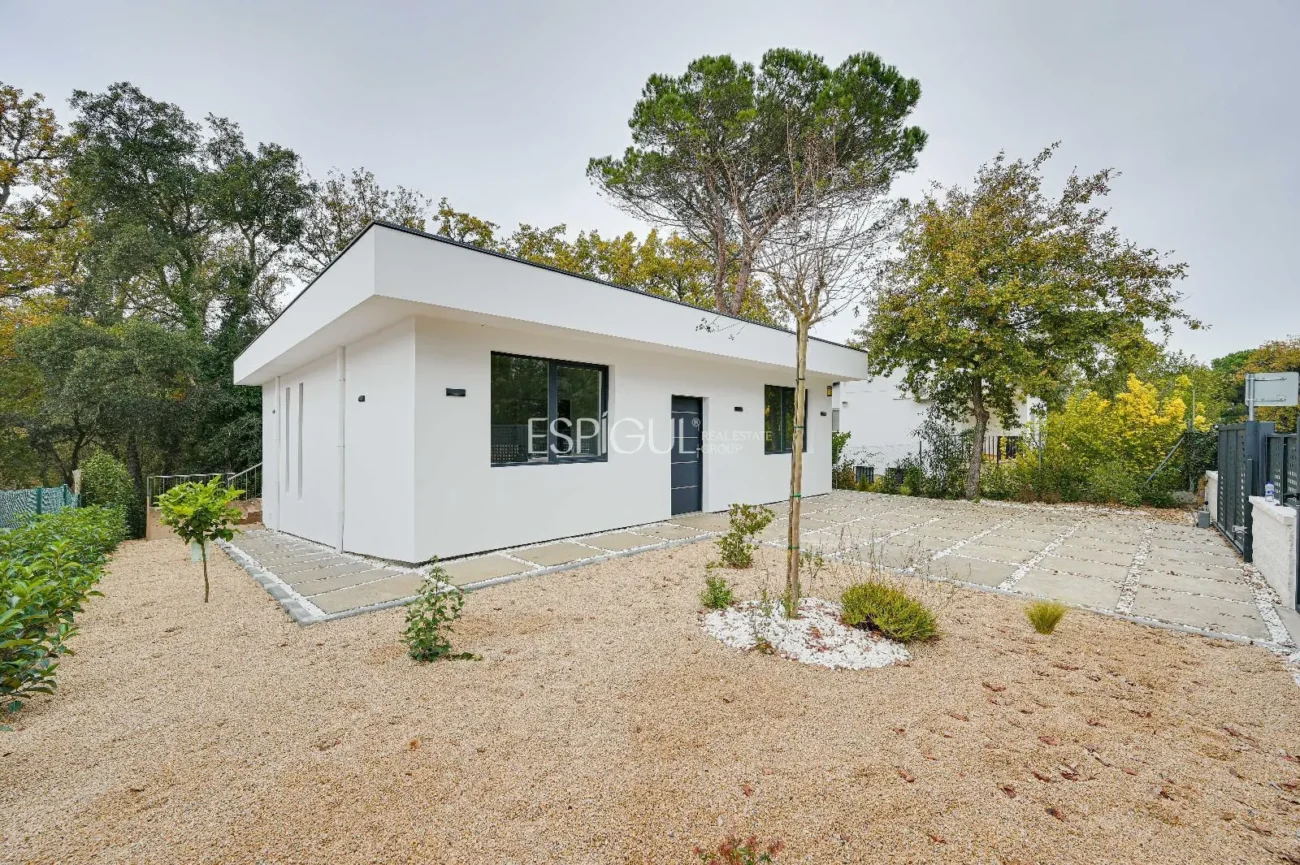 Casa de Obra Nueva con Piscina y Vistas al Bosque en Las Canyera, Llagostera