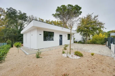 Casa de Obra Nueva con Piscina y Vistas al Bosque en Las Canyera, Llagostera