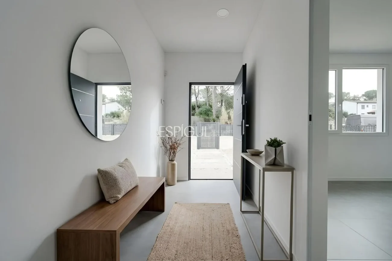 Casa de Obra Nueva con Piscina y Vistas al Bosque en Las Canyera, Llagostera