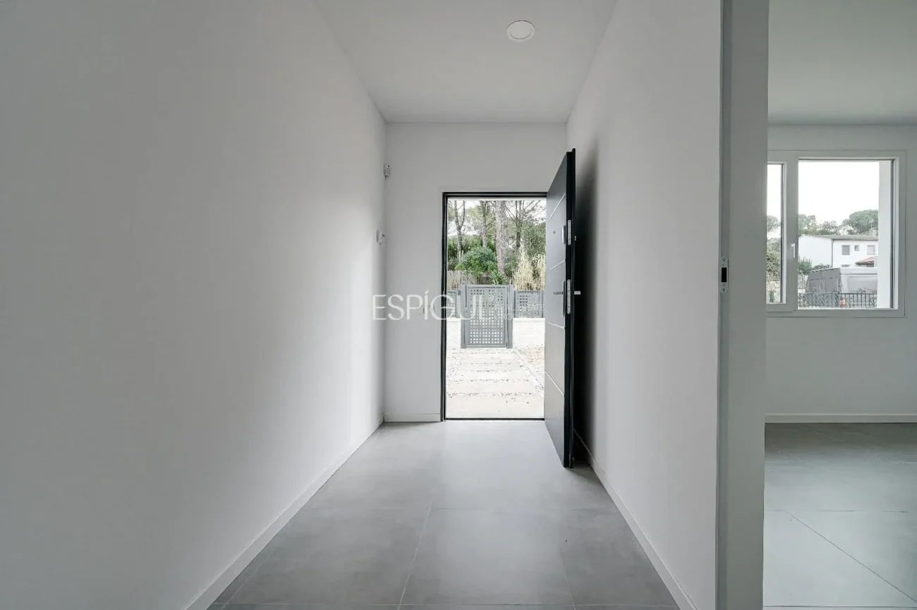 Casa de Obra Nueva con Piscina y Vistas al Bosque en Las Canyera, Llagostera