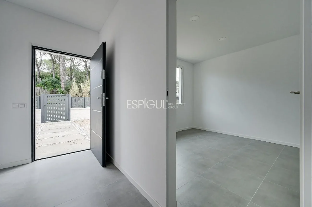Casa de Obra Nueva con Piscina y Vistas al Bosque en Las Canyera, Llagostera