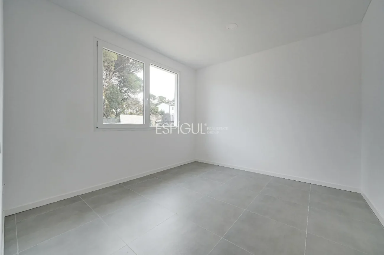 Casa de Obra Nueva con Piscina y Vistas al Bosque en Las Canyera, Llagostera