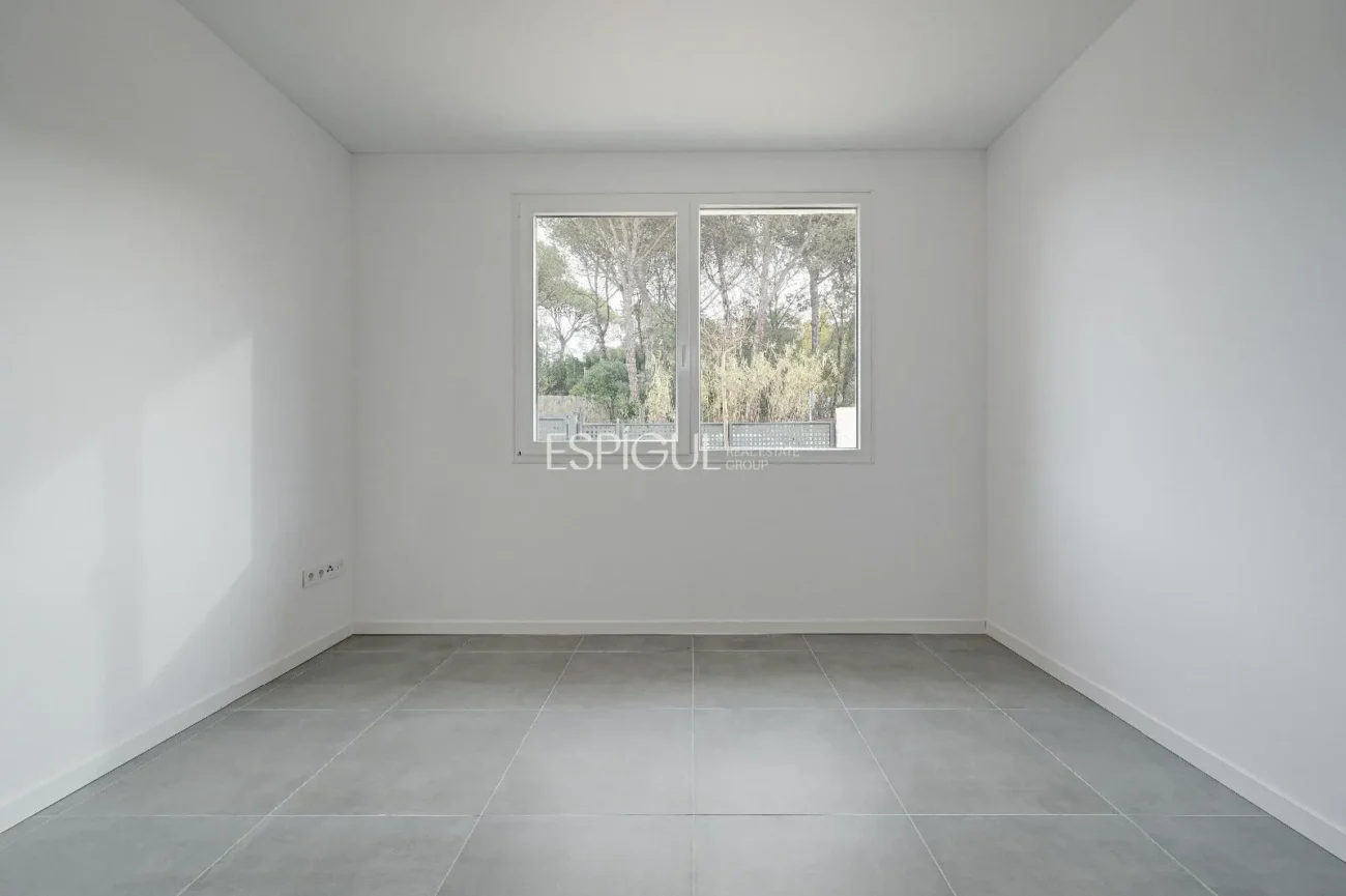 Casa de Obra Nueva con Piscina y Vistas al Bosque en Las Canyera, Llagostera