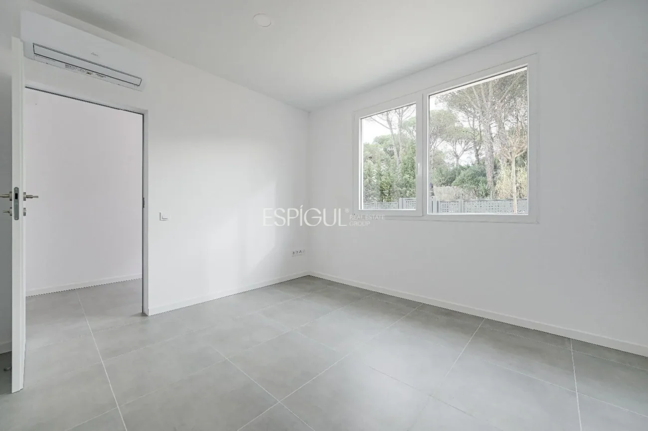 Casa de Obra Nueva con Piscina y Vistas al Bosque en Las Canyera, Llagostera