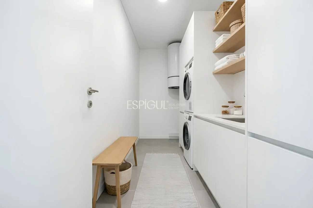 Casa de Obra Nueva con Piscina y Vistas al Bosque en Las Canyera, Llagostera