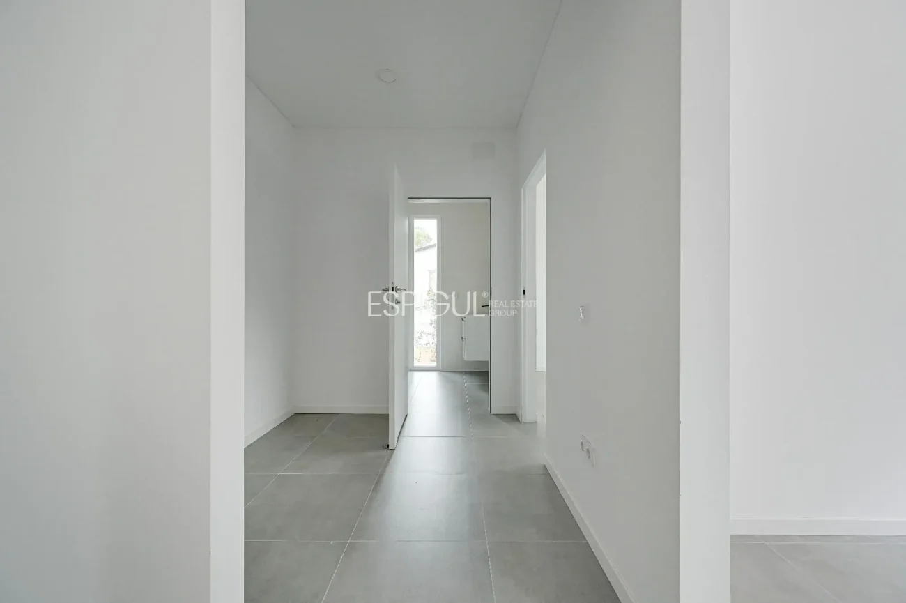 Casa de Obra Nueva con Piscina y Vistas al Bosque en Las Canyera, Llagostera