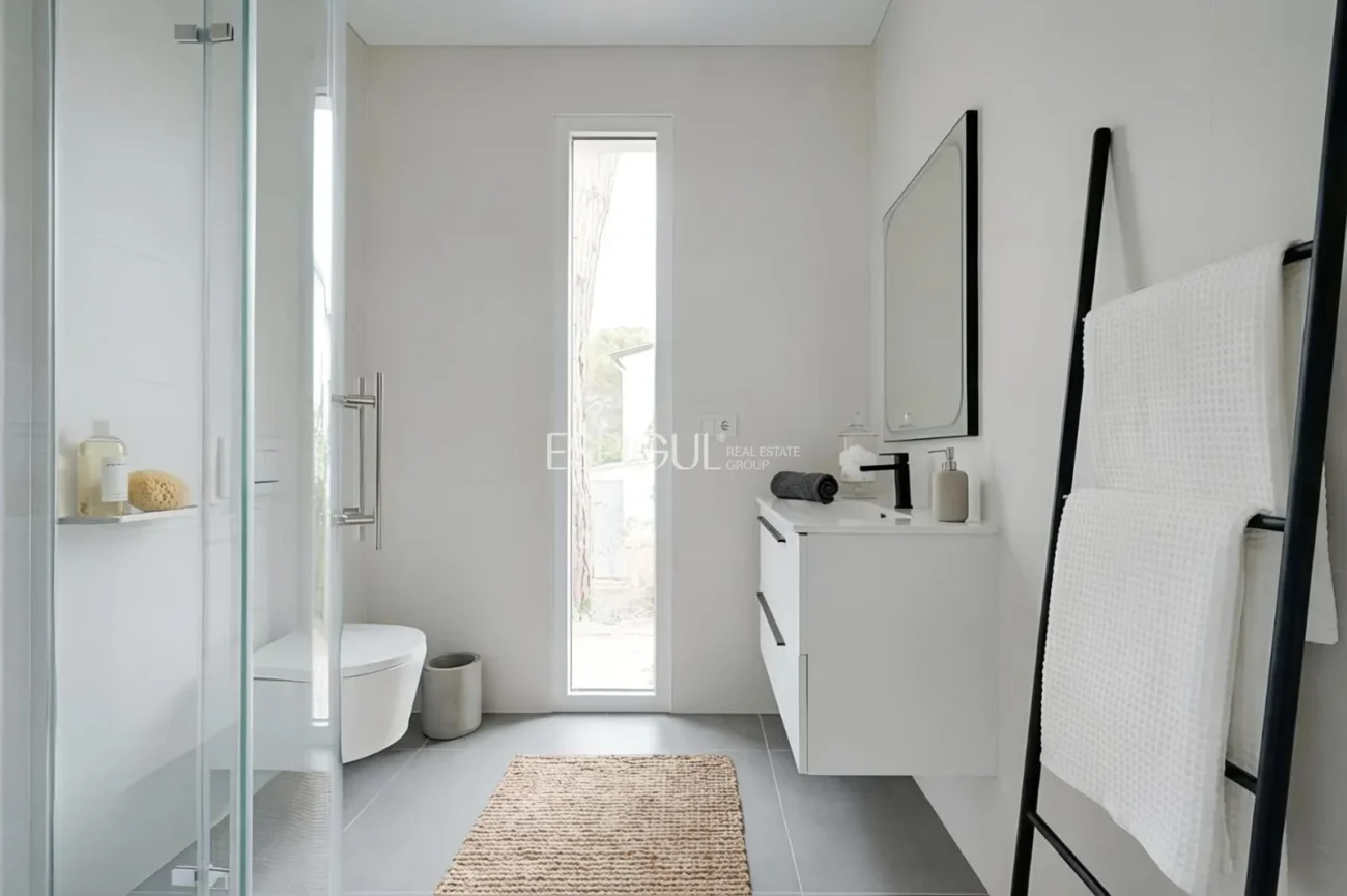 Casa de Obra Nueva con Piscina y Vistas al Bosque en Las Canyera, Llagostera