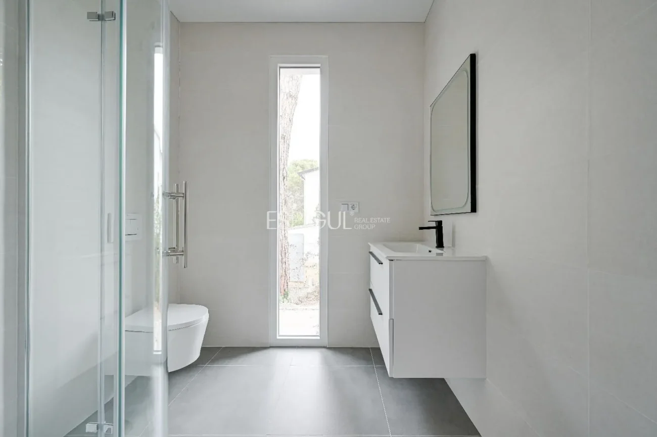 Casa de Obra Nueva con Piscina y Vistas al Bosque en Las Canyera, Llagostera