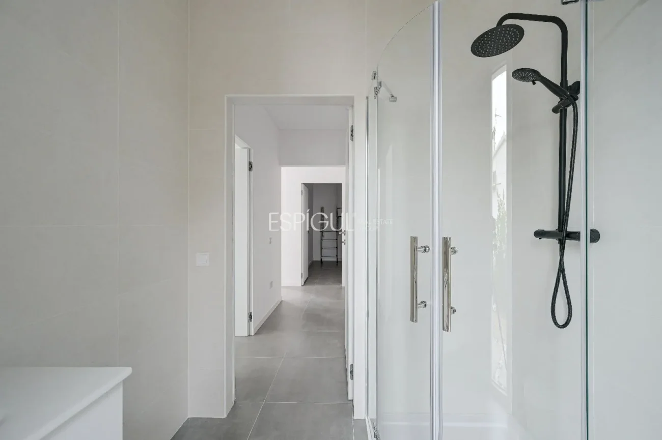 Casa de Obra Nueva con Piscina y Vistas al Bosque en Las Canyera, Llagostera