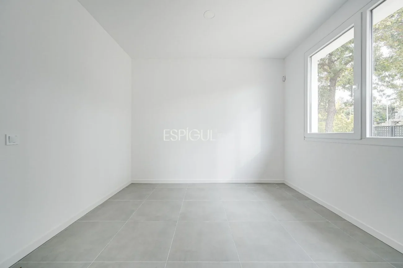 Casa de Obra Nueva con Piscina y Vistas al Bosque en Las Canyera, Llagostera