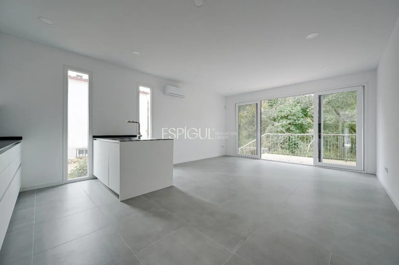 Casa de Obra Nueva con Piscina y Vistas al Bosque en Las Canyera, Llagostera