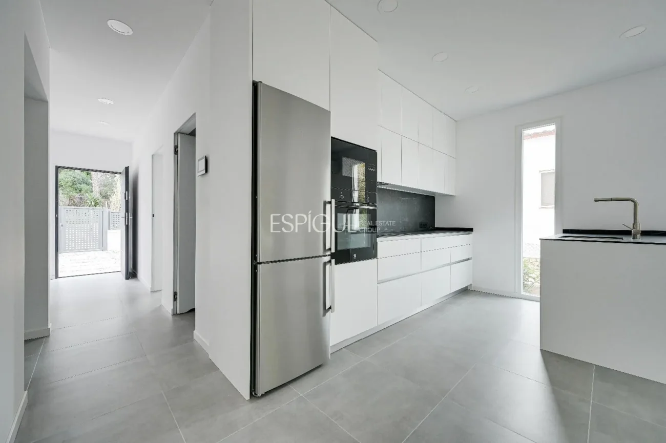 Casa de Obra Nueva con Piscina y Vistas al Bosque en Las Canyera, Llagostera