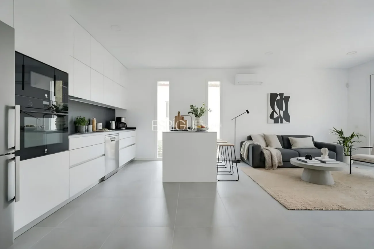 Casa de Obra Nueva con Piscina y Vistas al Bosque en Las Canyera, Llagostera