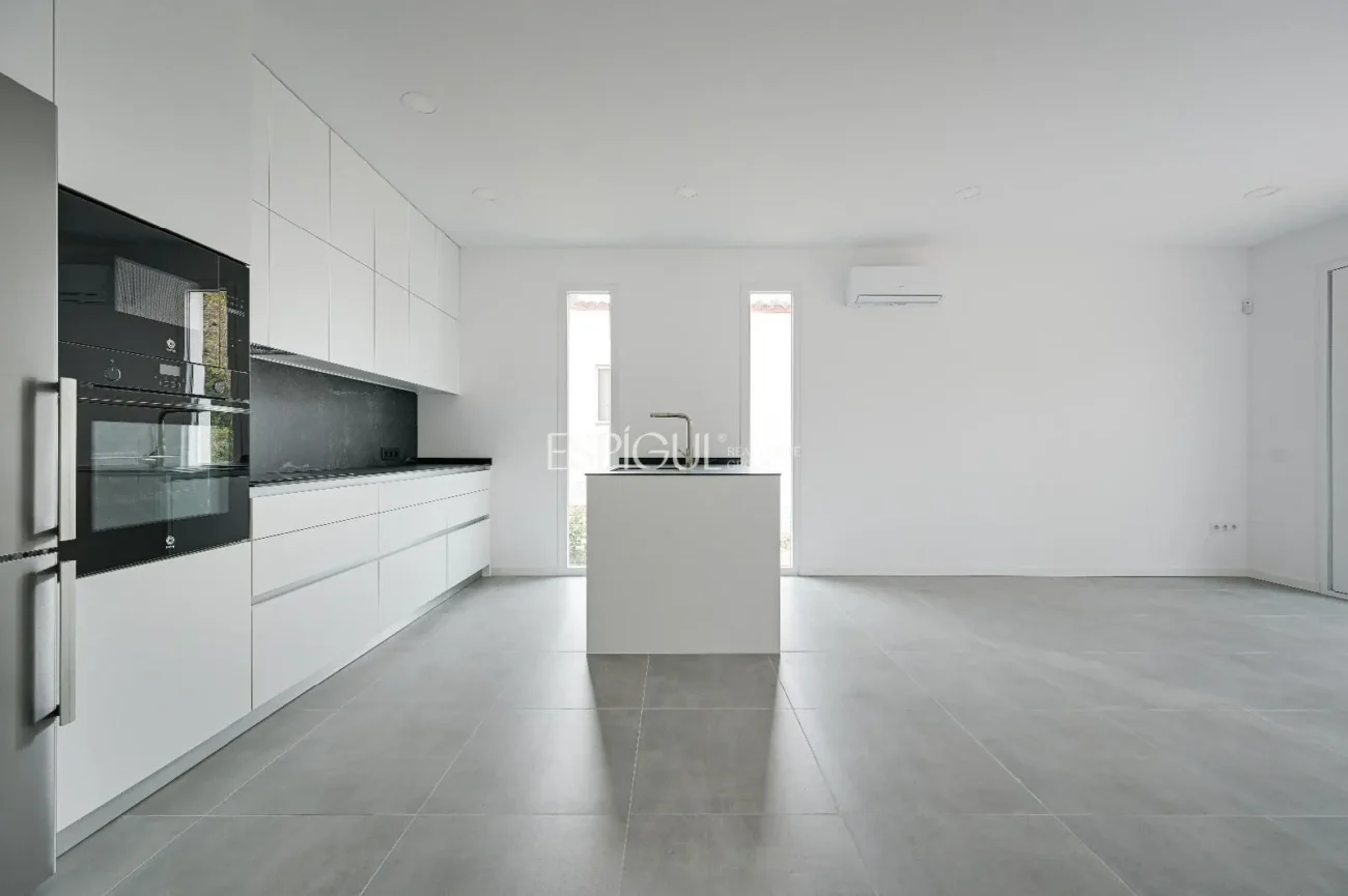 Casa de Obra Nueva con Piscina y Vistas al Bosque en Las Canyera, Llagostera