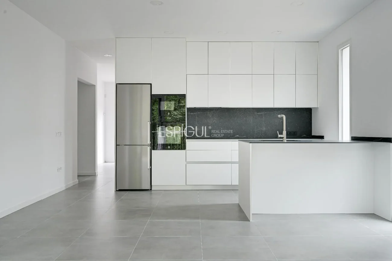 Casa de Obra Nueva con Piscina y Vistas al Bosque en Las Canyera, Llagostera