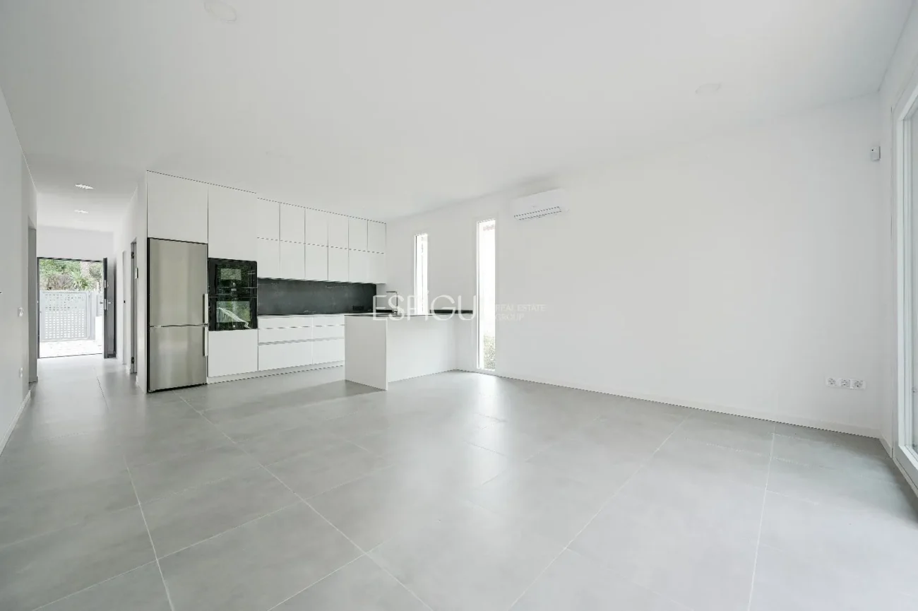 Casa de Obra Nueva con Piscina y Vistas al Bosque en Las Canyera, Llagostera