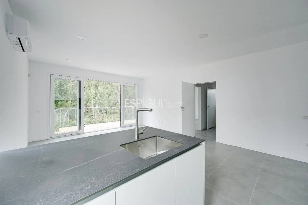 Casa de Obra Nueva con Piscina y Vistas al Bosque en Las Canyera, Llagostera