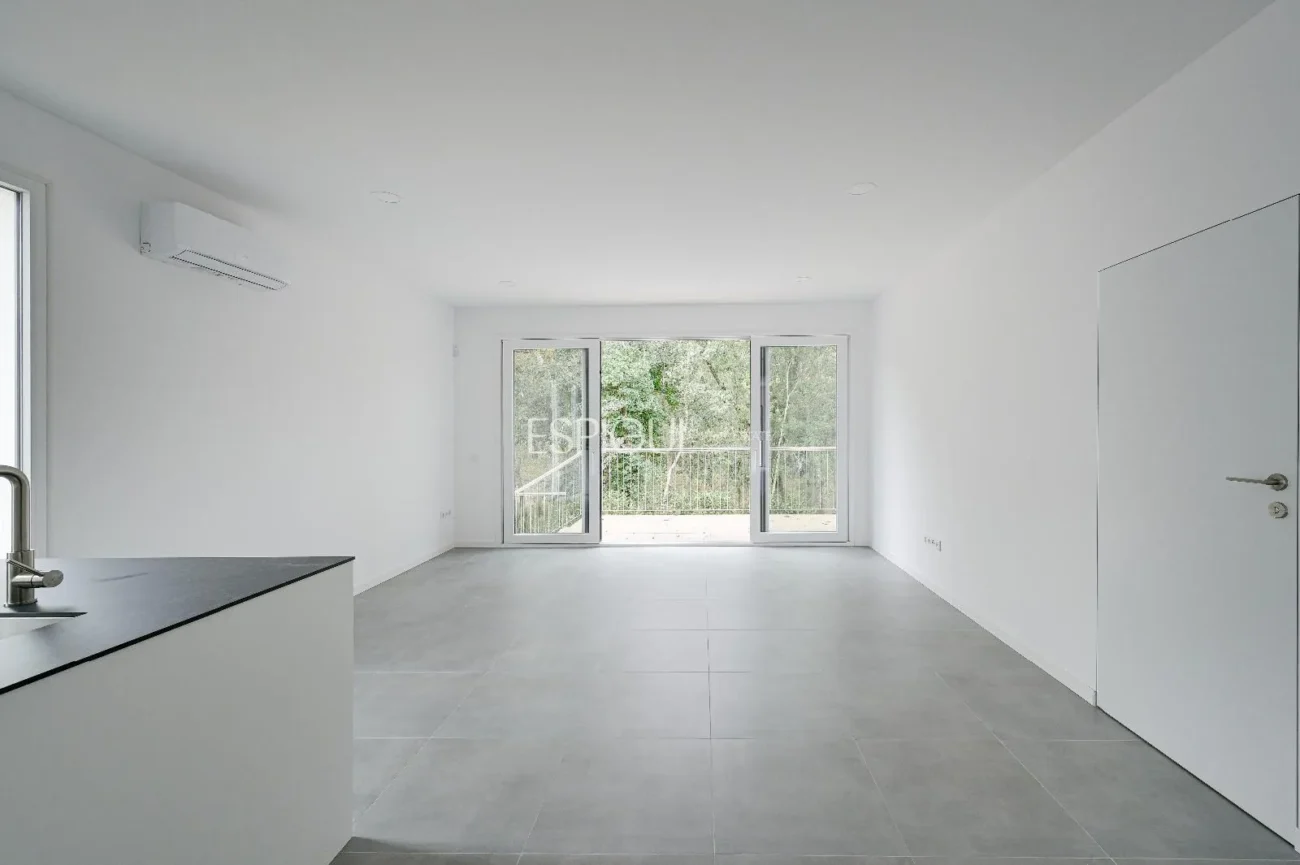 Casa de Obra Nueva con Piscina y Vistas al Bosque en Las Canyera, Llagostera