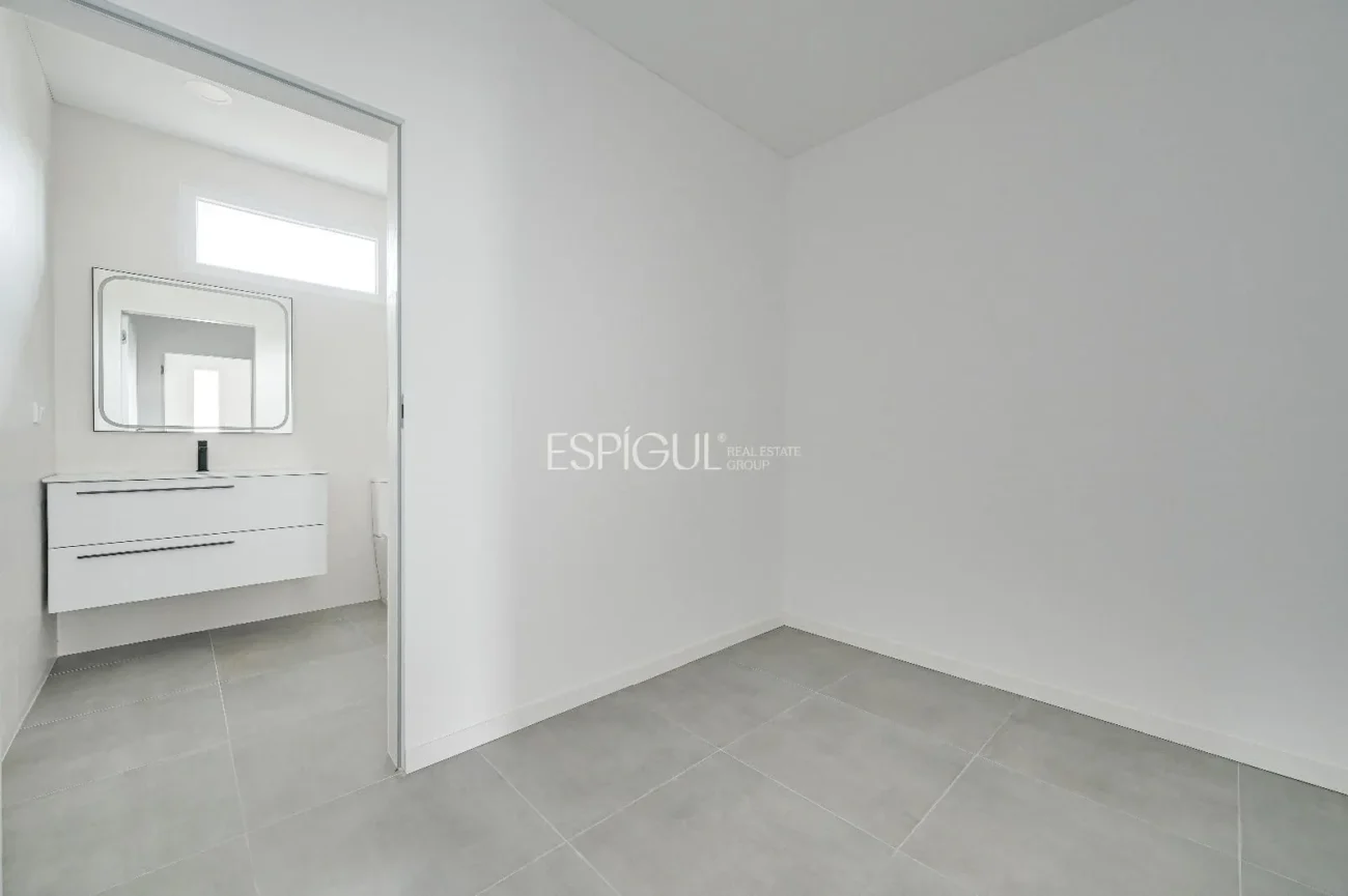 Casa de Obra Nueva con Piscina y Vistas al Bosque en Las Canyera, Llagostera