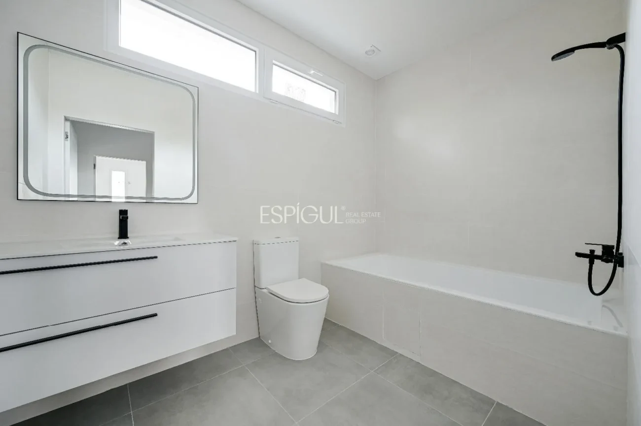 Casa de Obra Nueva con Piscina y Vistas al Bosque en Las Canyera, Llagostera