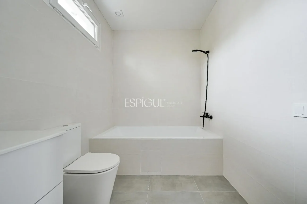 Casa de Obra Nueva con Piscina y Vistas al Bosque en Las Canyera, Llagostera