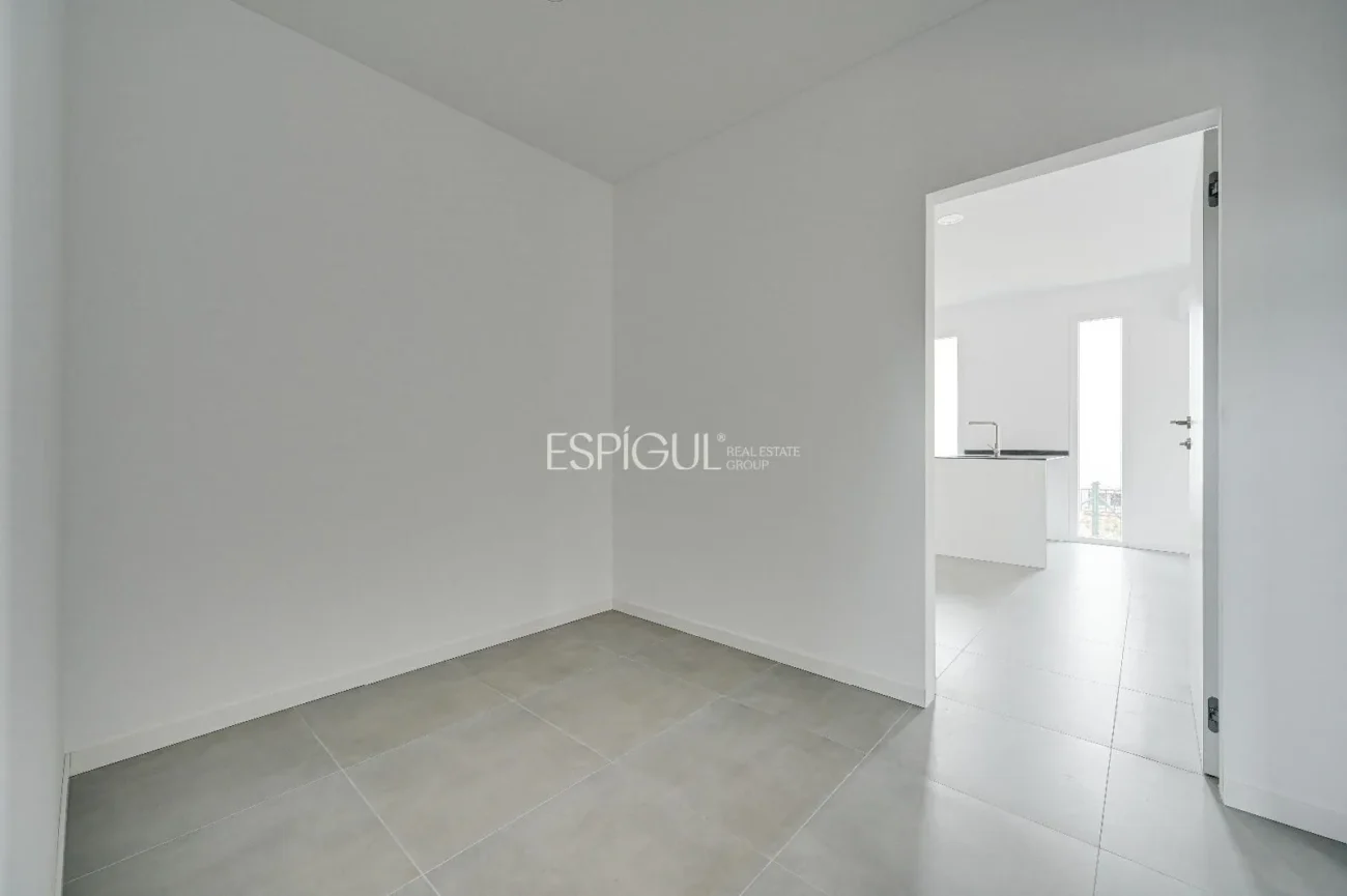 Casa de Obra Nueva con Piscina y Vistas al Bosque en Las Canyera, Llagostera