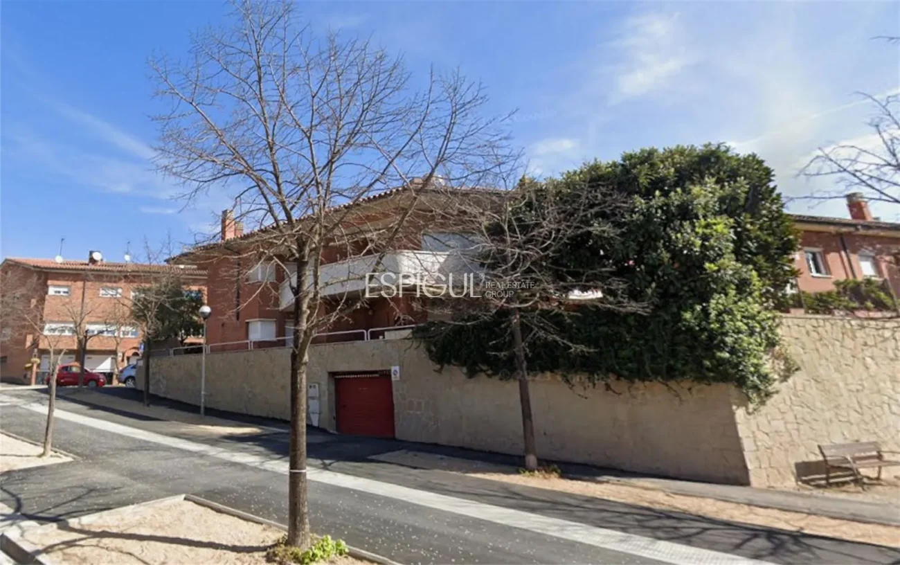 Corner house to renovate in Parc Central