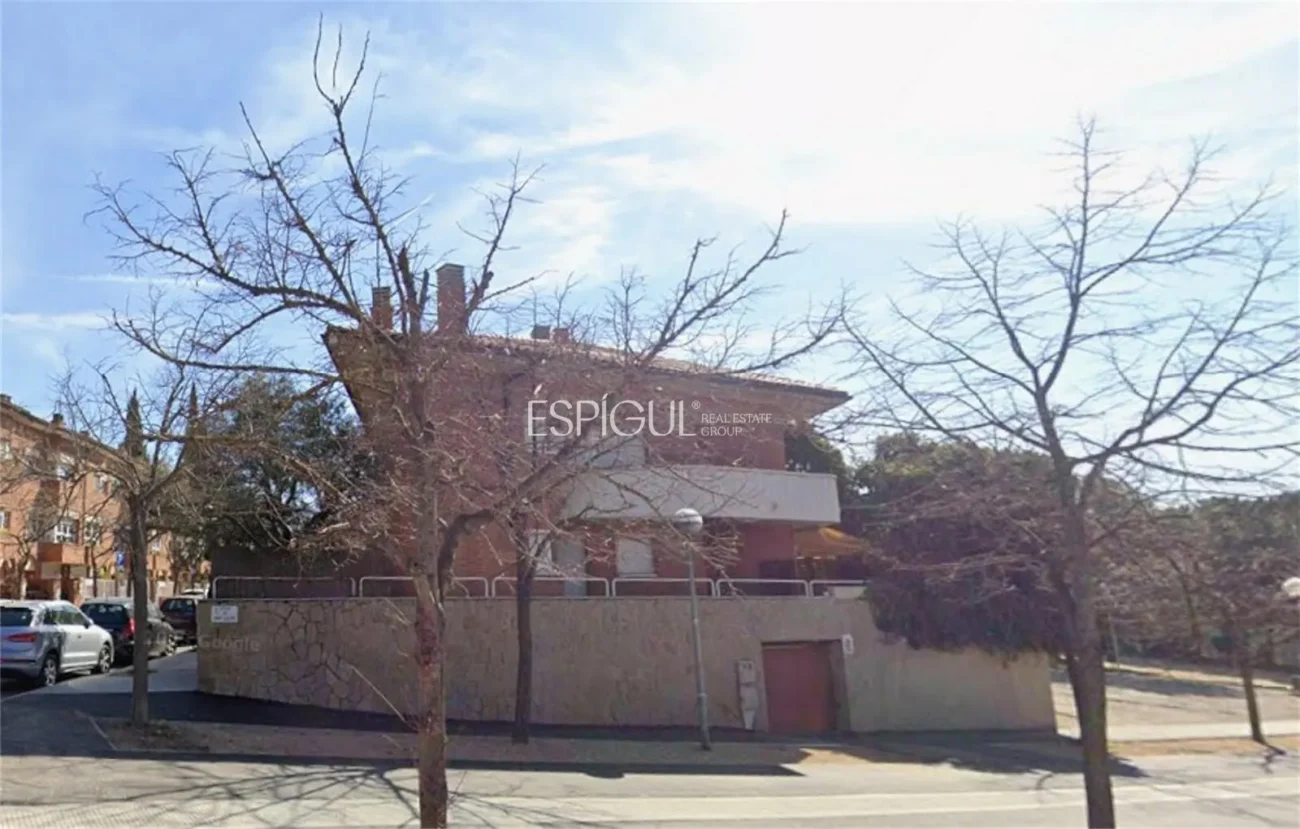 Corner house to renovate in Parc Central