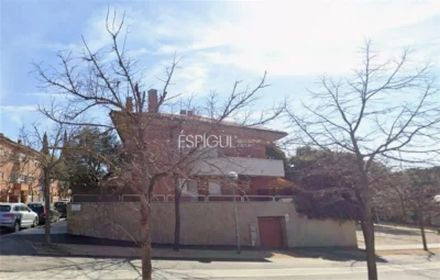 Corner house to renovate in Parc Central