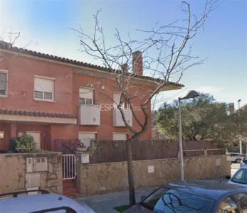 Corner house to renovate in Parc Central