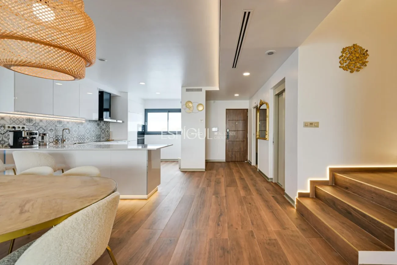 Fully exterior terraced house with 5 bedrooms and sea views in Montgat