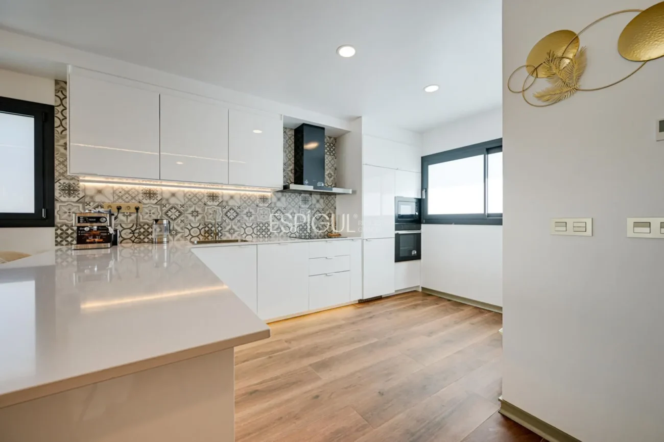 Fully exterior terraced house with 5 bedrooms and sea views in Montgat